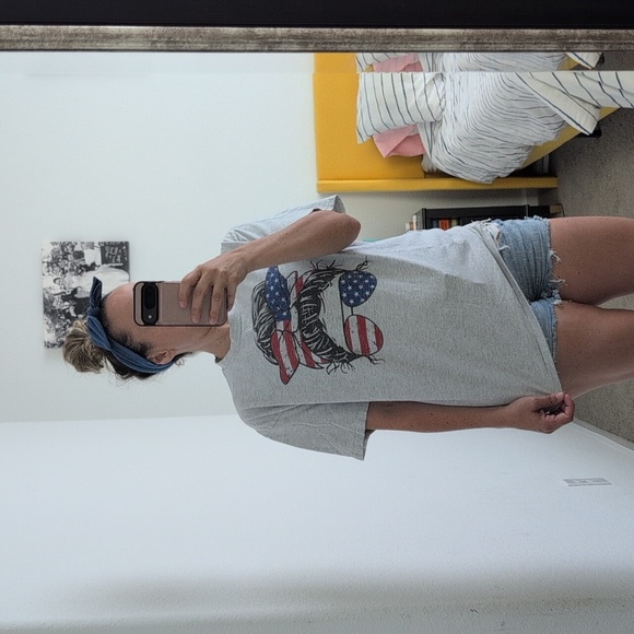 4/$12 American Flag Mama Messy Bun Graphic T-Shirt Large Gray Red White Blue - Picture 5 of 9